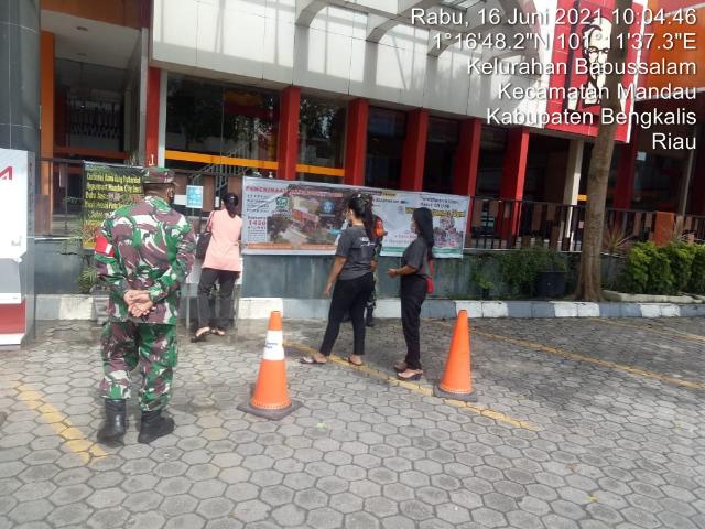 TNI Koramil 04/Mandau Himbau Pengunjung Mall Selalu Patuh 3 M Sesuai Prokes Covid-19