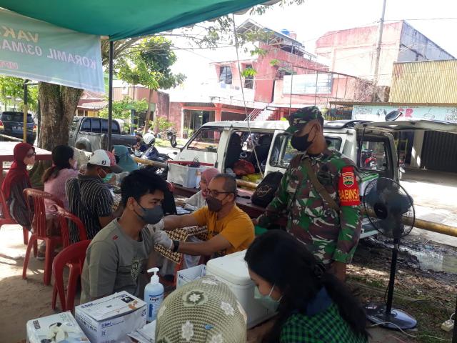 Percepatan Vaksinasi Massal, Babinsa Lakukan Pendampingan di Taman Angsana