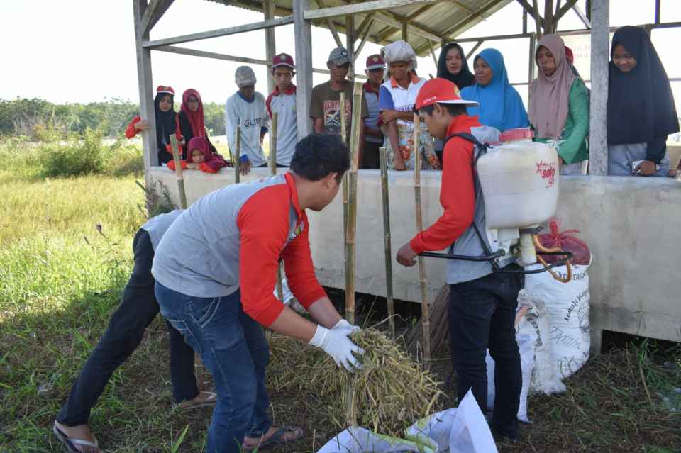 Tim Pengabdian UNRI Sosialisasikan Pembuatan Pupuk Kompos dari Jerami Padi