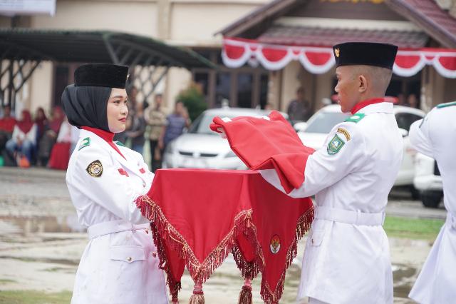 Suasana Hujan, Kecamatan Mandau Tetap Hikmat Laksanakan Pengibaran Bendera Upacara HUT RI ke 78