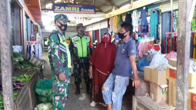 Babinsa Sertu Sdg Barus Sosialisasi Disiplin Prokes C-19 Bagi Warga Pasar Sartika Duri