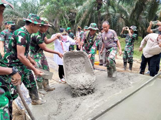 Pembukaan TMMD 113, Danramil 03/Mandau Pimpin Kegiatan Pengerjaan Semenisasi Jalan
