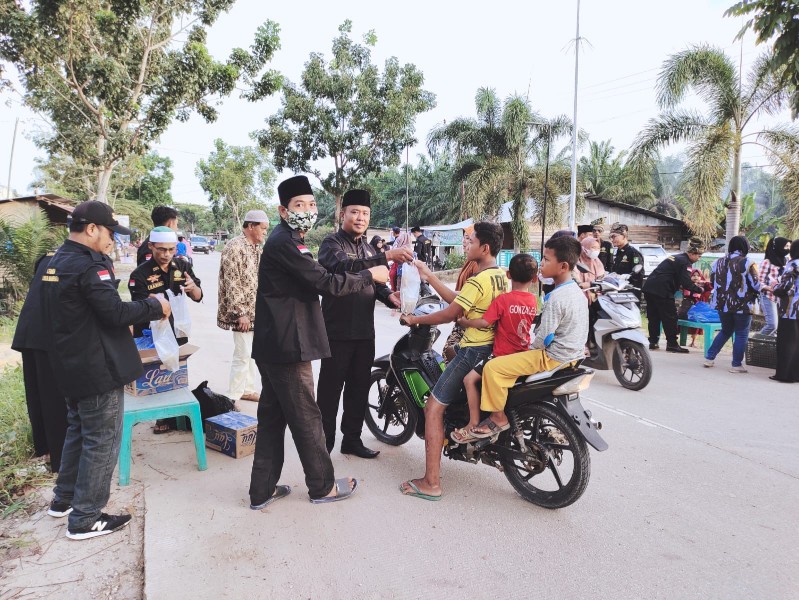 LLMB Sungai Sembilan Bagi Bagi Takjil dan Gelar Buka Puasa Bersama.