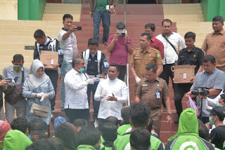 DPRD Bersama Setwan DPRD Riau Bagikan Handsanitizer Gratis ke Pengemudi Ojol
