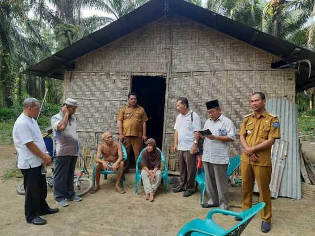 Camat Pangkalan DIdampingi Ketua BAZNAS Tinjau Rumah Warga Miskin