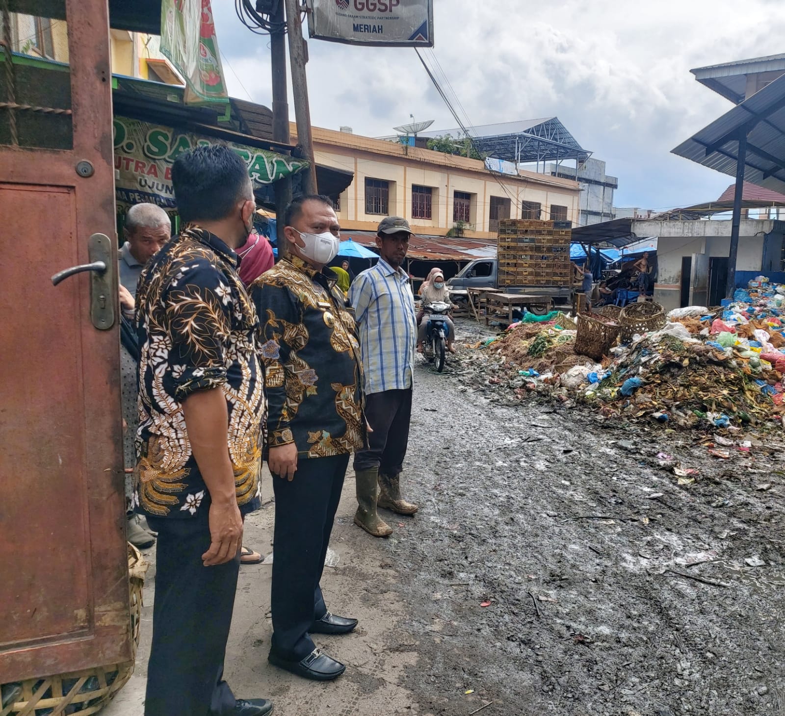 Bupati Erik Sidak Sampah di Pasar Glugur