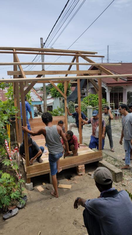 Peduli Lingkungan RT 06 Membangun Pos Ronda Secara Swadaya Bersama Warga Setempat