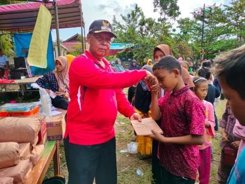 Kades Legimun Serahkan Hadiah Para Pemenang Lomba HUT RI ke 77