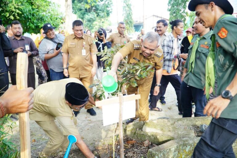 Pj Bupati Kampar Lepas Tim Ekspedisi Susur Sungai Kampar II di Desa  Bulu Cina
