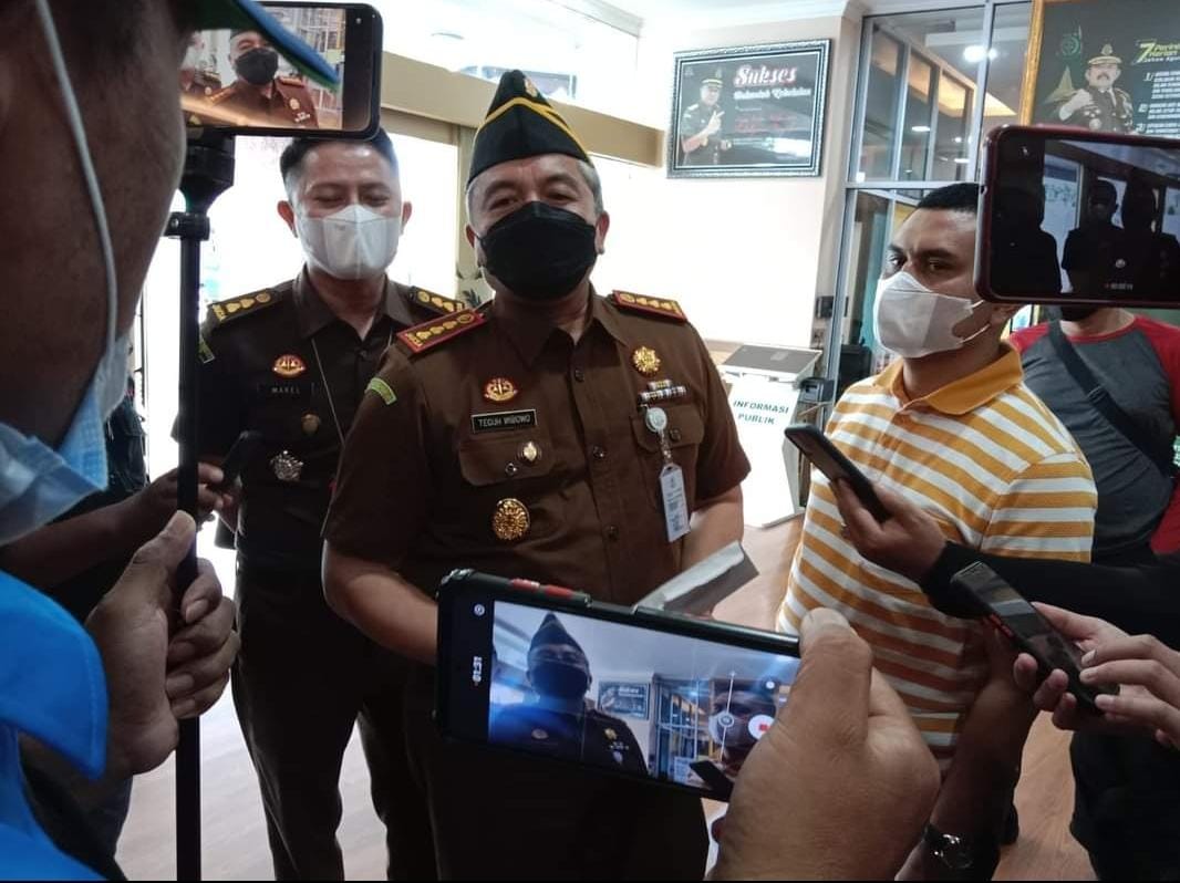 KEJARI PEKANBARU TIDAK PROFESIONAL DALAM PENANGANAN LAPORAN DUGAAN KORUPSI
