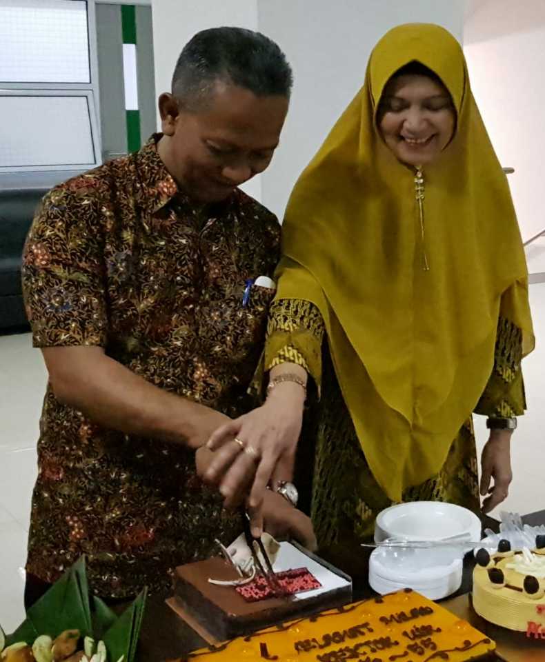 Surprise, Rektor UIR Disuapin Istri dan Dijamu Civitas Akademika Peringati Hari Jadi ke-55
