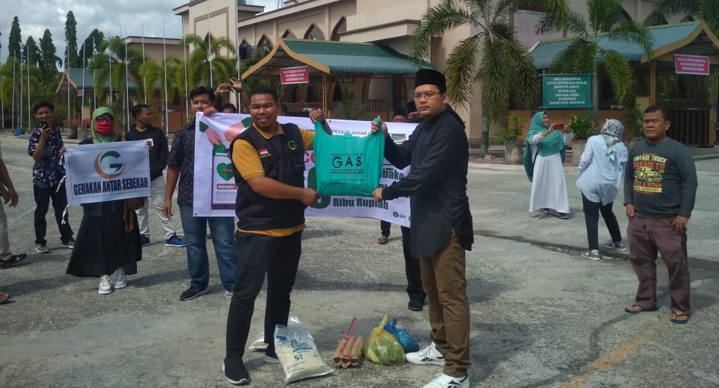 Relawan GAS Bersama 2 Anggota DPRD Bengkalis Serakan Paket Sembako Untuk Duafa