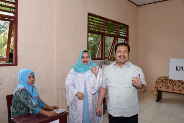 Bupati Bengkalis Beserta Istri Mengunakan Hak Pilihnya di TPS Desa Muara Basung