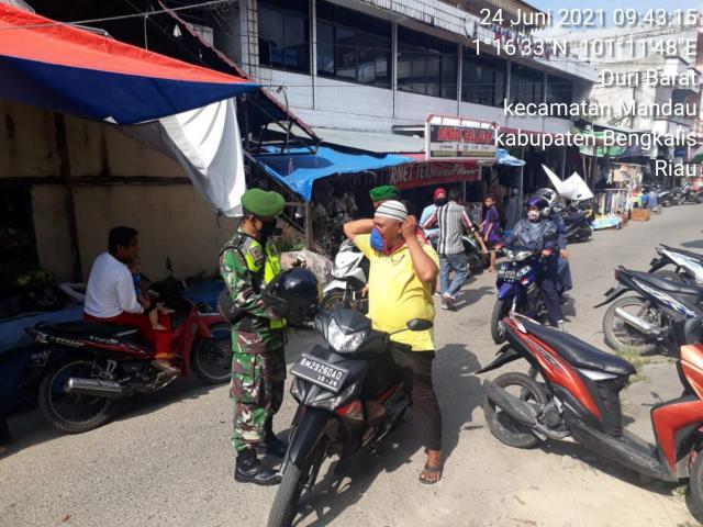 Sesuai Prokes Covid-19 Serma Armen Himbau Pengunjung Pasar Patuh 3 M
