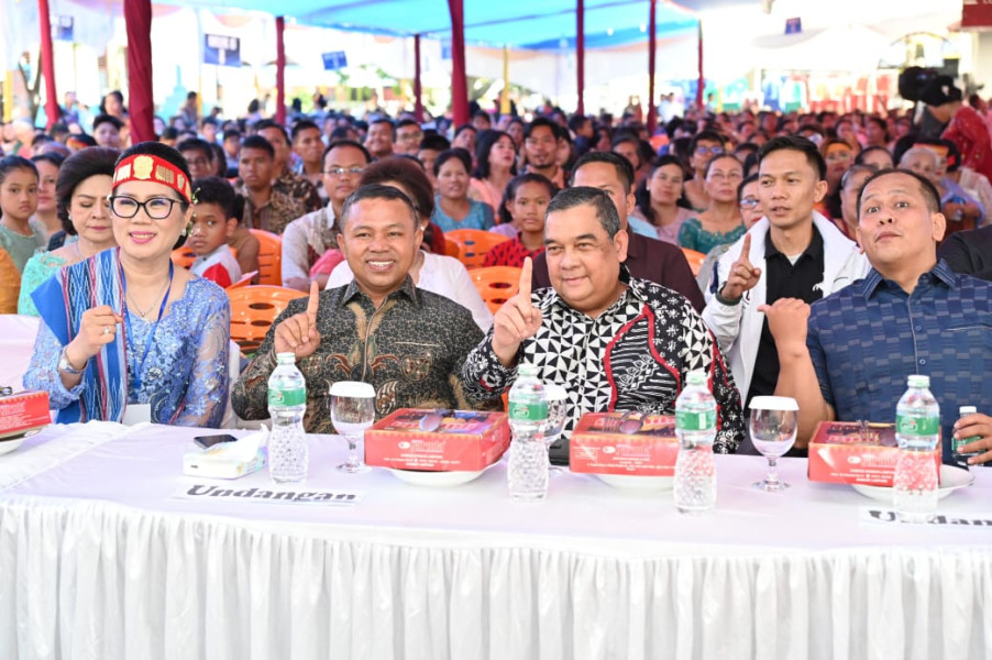 Masyarakat Batak HKBP Sukajadi Dukung Abdul Wahid dengan Simbol Ulos