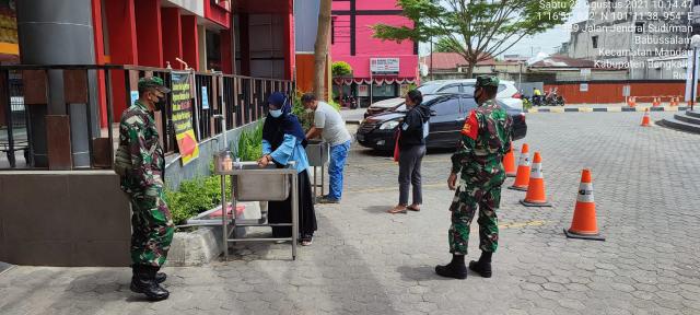 TNI Koramil 04/Mandau Cek Pengunjung Mall City Mandau Tentang Pendisiplinan 3 M Sesuai Prokes C-19