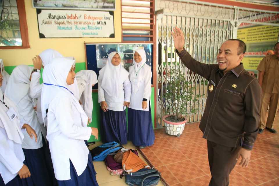 Bupati Labuhanbatu Meninjau Pelaksana Ujian USBN dan UNBK