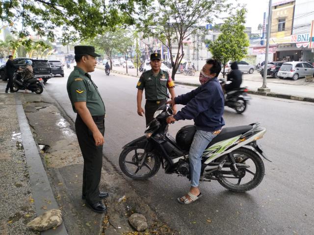 Babinsa Koramil 03/Mandau Lakukan Penegakan Protokol Kesehatan di Seputaran Jalan Sudirman