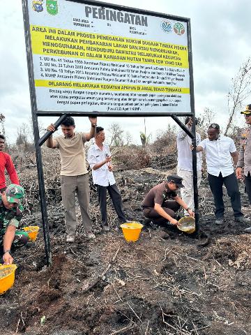 Upaya Pencegahan Karhutla, Kapolres Bengkalis Laksanakan Pemasangan Plang Peringatan