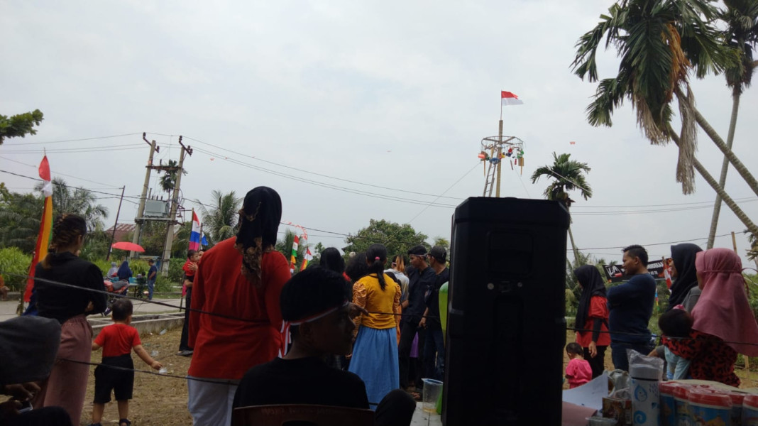 Sempat Diguyur Hujan, Antusias Pemuda dan Warga Kel. Tangkerang Barat RT 04 RW 08 Pekanbaru Dalam Me