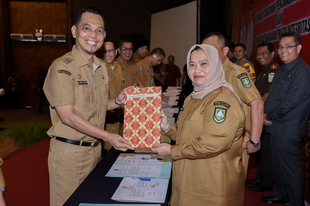 Serahkn DPA SKPD 2024, Bupati Kasmarni Ingatkan Untuk Selalu Pelajari dan Pahami