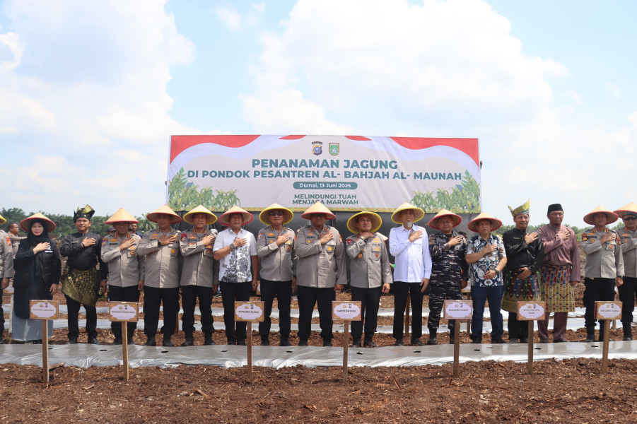 Sambut HUT Bhayangkara Ke - 79 Kapolda Riau Tanam 79 Pohon Di Dumai