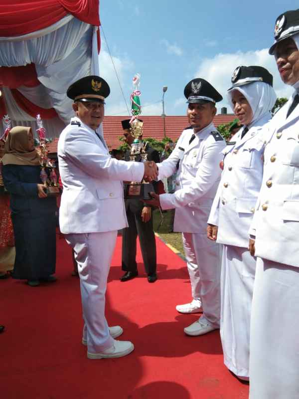 Usai Upacara HUT RI Ke 74, Camat Mandau Serahkan Piala Kepada Kepala Sekolah dan Lurah