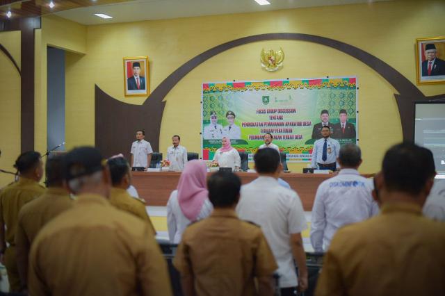 Buka FGD Peningkatan Pemahaman Aparatur Desa, Bupati Kasmarni Tegaskan Kades Agar Lebih Proaktif