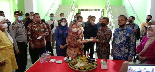 Bupati Kasmarni Resmikan Gedung Batsol Dan Bagikan Tumpeng Selamat Untuk Camat Wahyudi