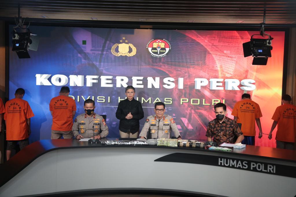 Humas Polri Libatkan Juru Bahasa Isyarat Dalam Setiap Konferensi Pers