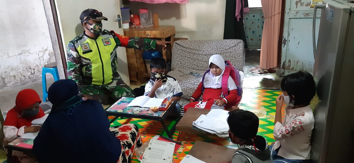 Babinsa Koramil 04/Mandau Bantu Siswa Belajar Dengan Metode Daring di Desa Pangkalan Libut
