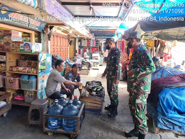 TNI Koramil 04/Mandau Siagakan Prokes C-19 di Pasar Sartika