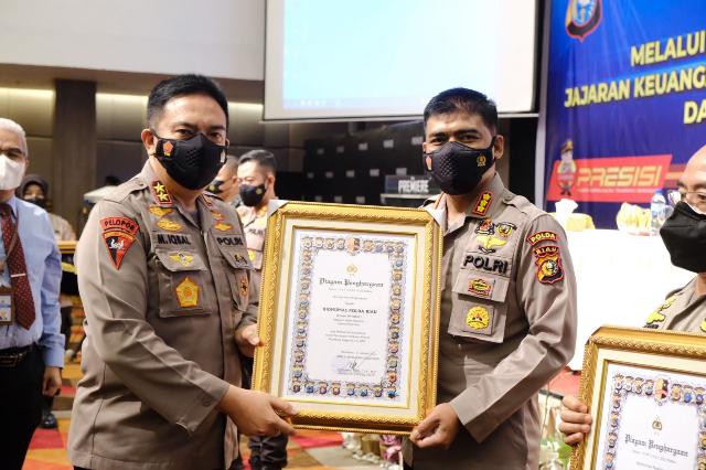 Polda Riau Serahkan Penghargaan Peringkat I Pencapaian Indikator Kinerja Pelaksanaan Anggaran 2021