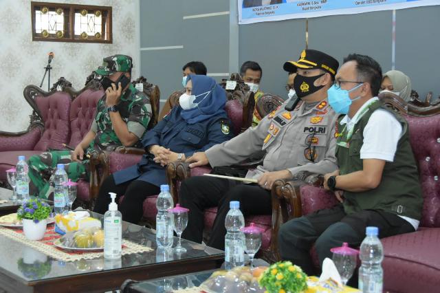Bupati Bengkalis Tinjau Pelaksanaan Vaksinasi Booster,, Jangan Mudah Percaya Berita Hoax