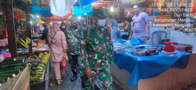 TNI Koramil 03/Mandau Cek Warga Pasar Sartika Sesuai Protkes C-19
