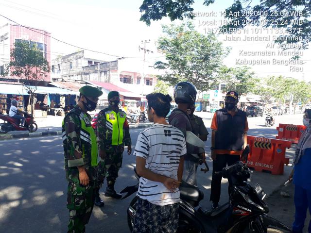 TNI Koramil 04/Mandau Siaga Penerapan Disiplin Gunakan Masker di Posko Kantor Camat Mandau