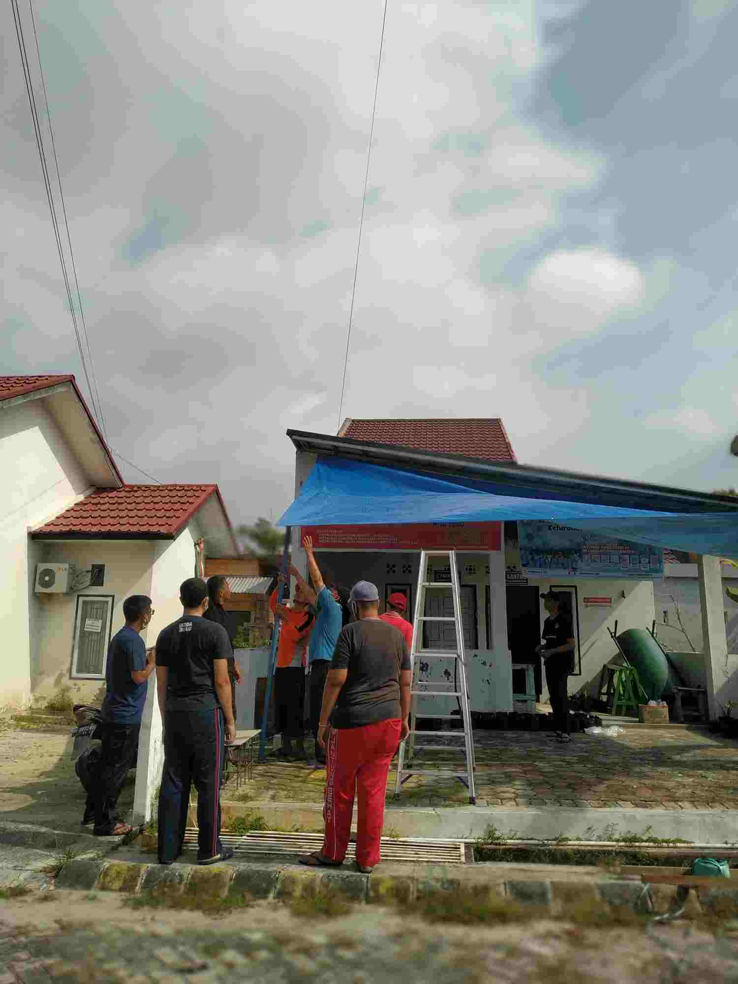 Sambut Idul Adha 1442 H, Mahasiswa Kukerta Balek Kampung UR Bersihkan Lingkungan Griyo Binawidya