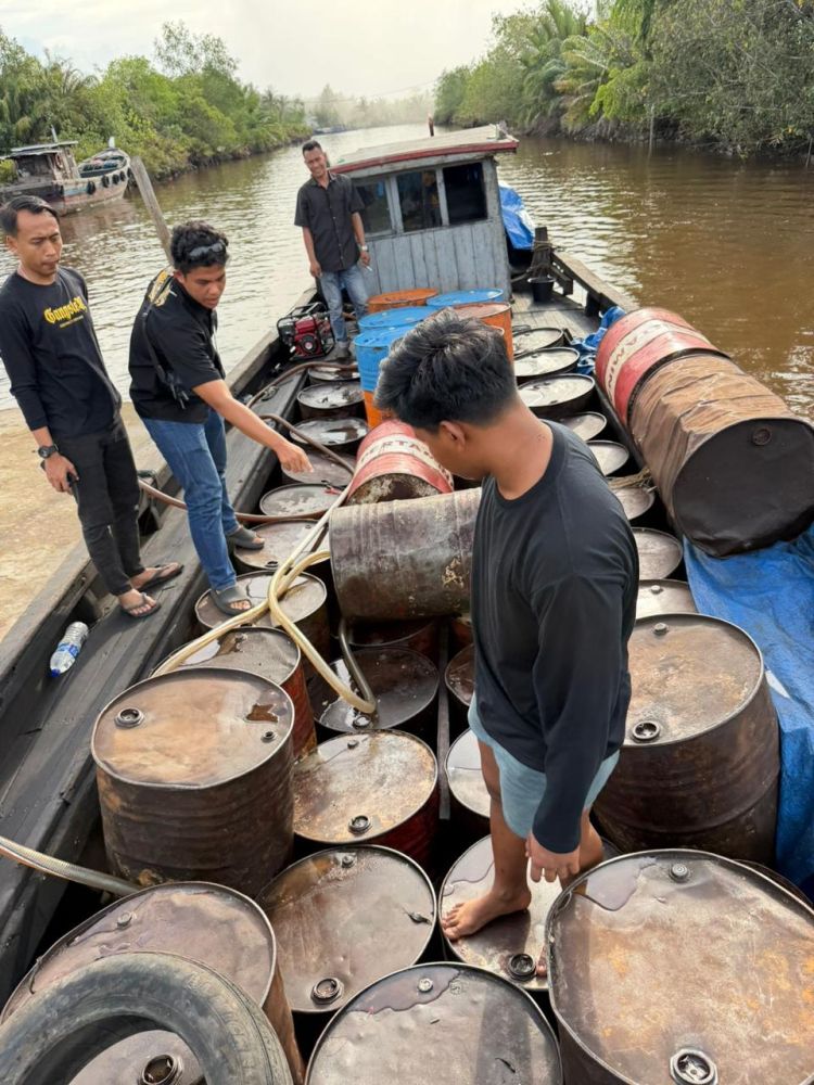 Kapal Kayu KM Surya Tertangkap Tangan Angkut 5 Ribu Liter Bio Solar