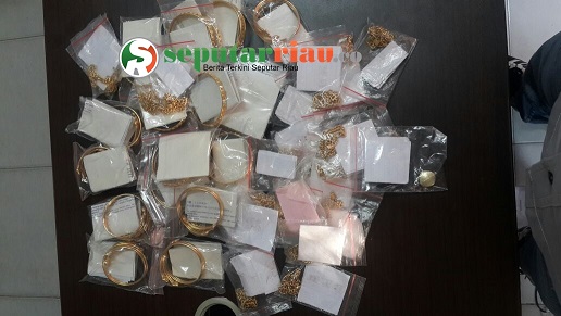Pasutri Di Tangkap, 44 Gelang Emas Palsu Di Amakan Polisi
