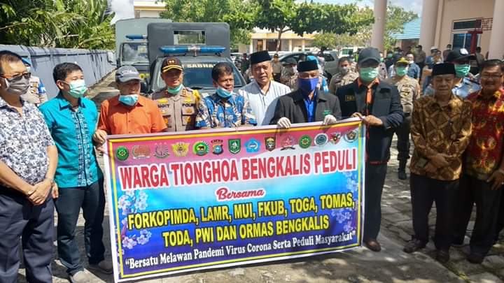 Warga Tionghoa Bengkalis Peduli Serahkan Bantuan Terkena Dampak Covid -19