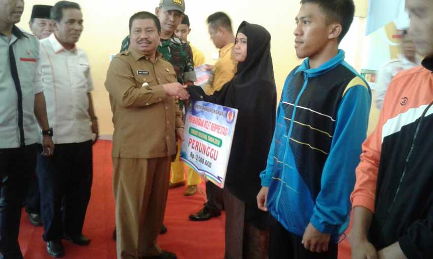 Bupati Bengkalis Menyerahkan Bonus Kepada Atlit Berprestasi Di Gedung LAMR