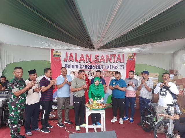 Sambut HUT TNI ke 77, TNI Koramil 03/Mandau Gelar Jalan Santai dan Bagi -bagi Door Prize