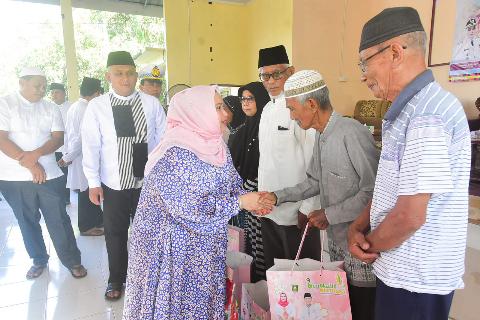 Bupati Bengkalis Serahkan Bantuan Penampung Air Hujan