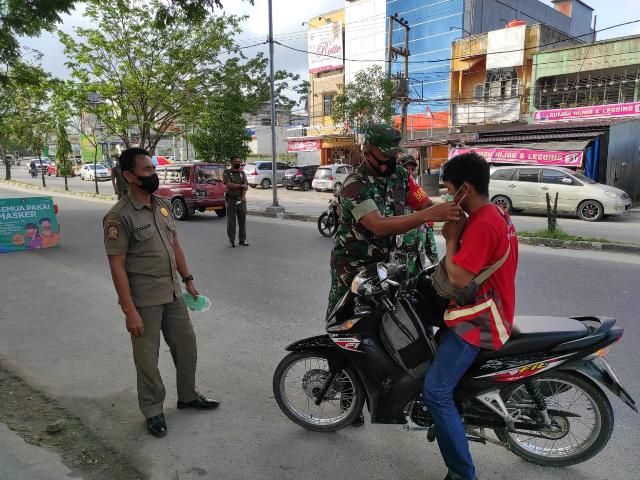 TNI Bersama Sat Pol PP Bagikan Masker di Depan Kantor Camat Mandau