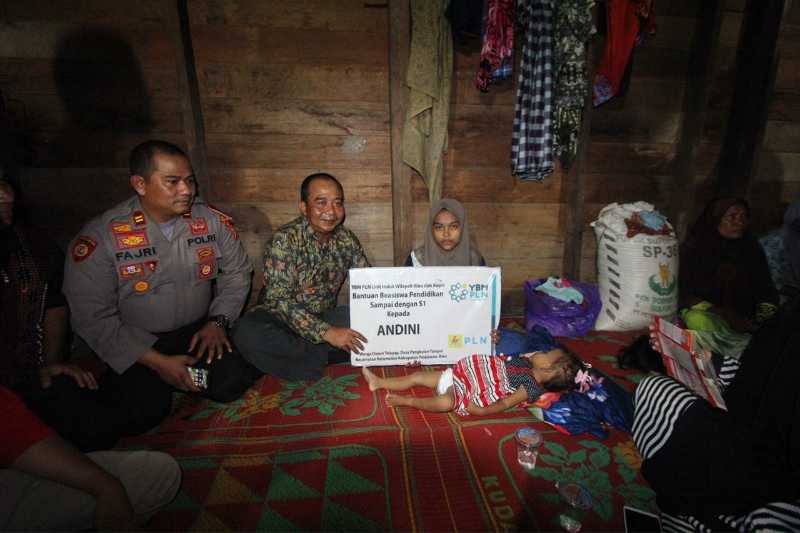 YBM PLN Berikan Bantuan Beasiswa Penddikan kepada Andini