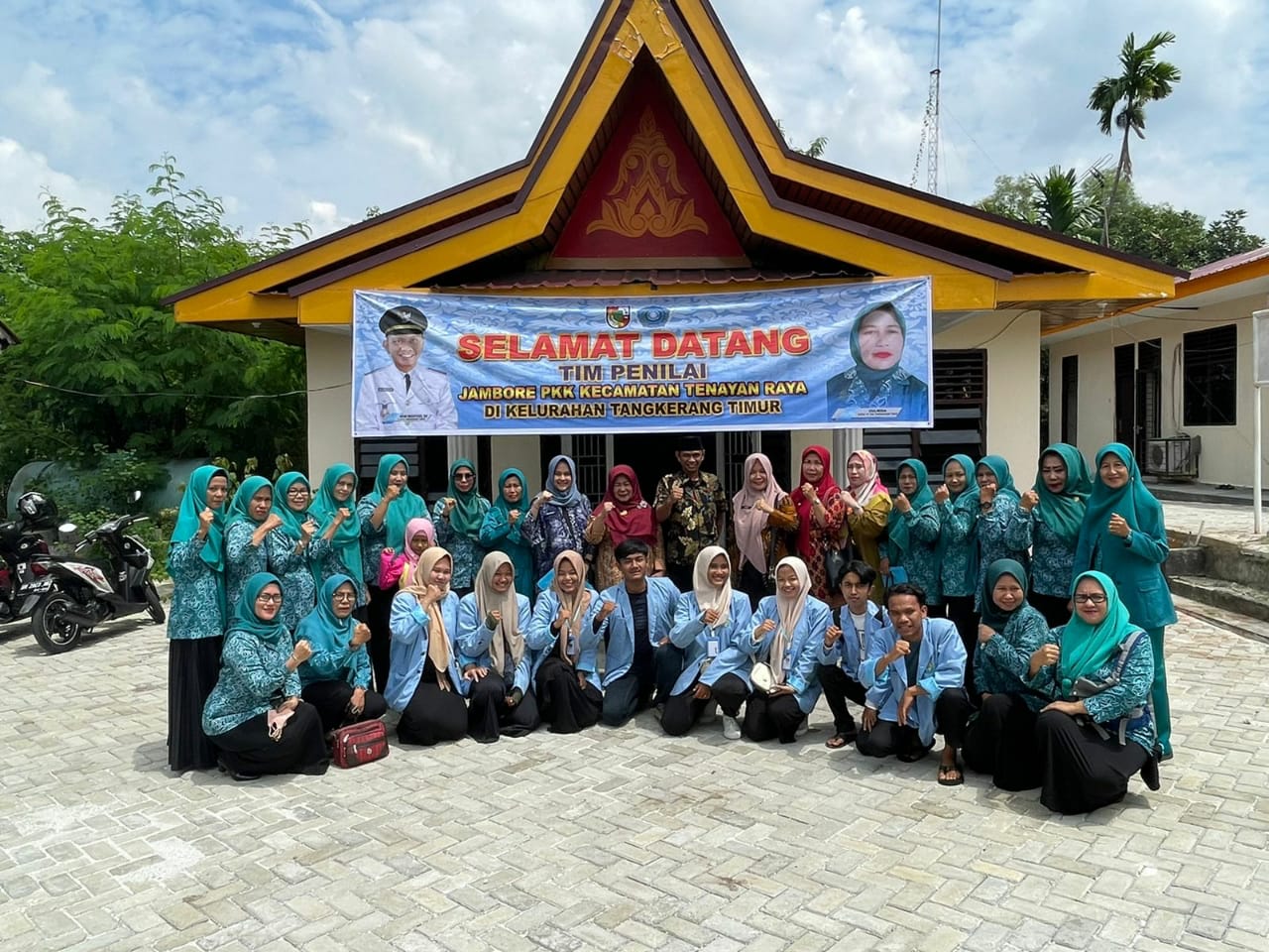 KUKERTA UNRI 2022 Demontrasikan  Pembuatan Pupuk Kandang ke warga Kel. Tangkerang Timur 