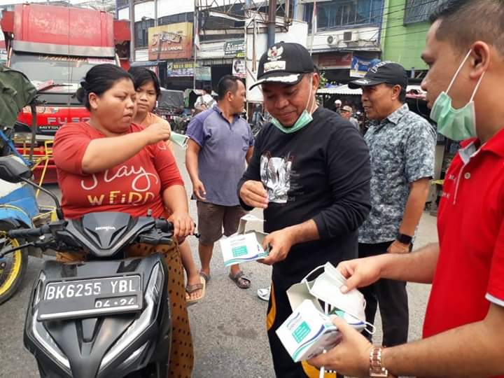 Peduli Kesehatan Masyarakat Akibat Asap, Plt Bupati Berbagi Masker