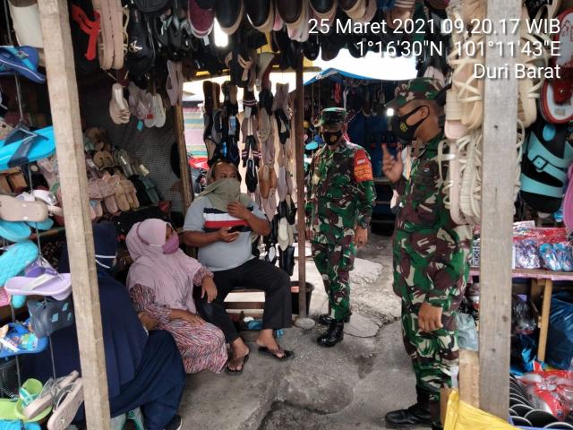 Jaga Keselamatan Diri,Koptu Heri Himbau Pengunjung Pasar Patuh Prokes C-19