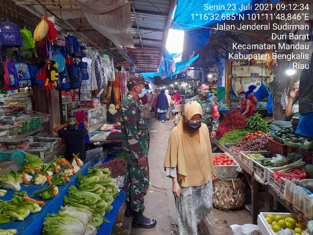 TNI Koramil 04/Mandau Himbau Masyarakat Pasar Untuk Selalu Patuh 3 M Sesuai Protokol Kesehatan