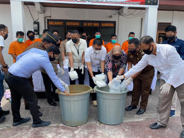 18 KG Sabu Hasil Pengungkapan Jaringan Internasional Dimusnahkan Ditresnarkoba Polda Riau